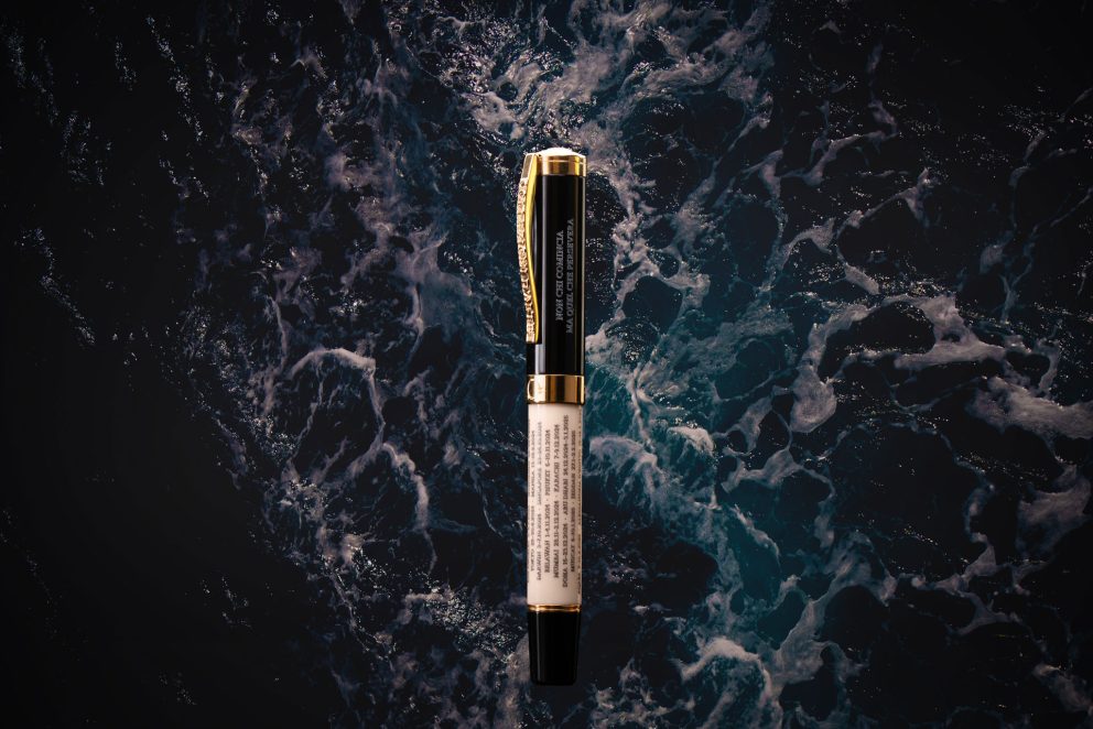 Penna stilografica di pregio Collezioni d’Arte Milano su fondo scuro; simbolo dell’eleganza e della scrittura Made in Italy.