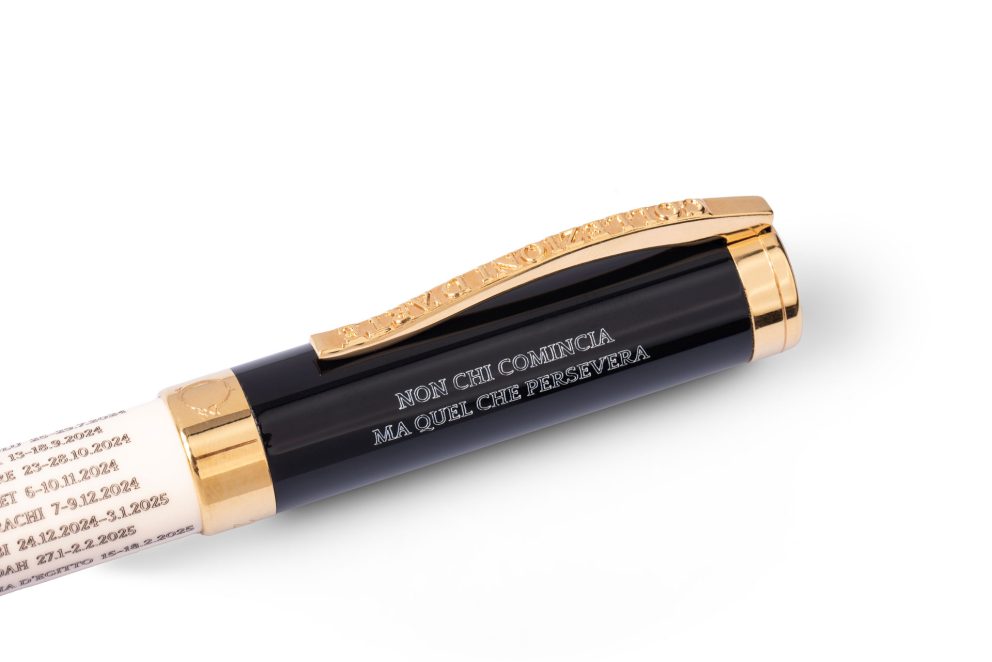 Dettaglio tecnico della stilografica Il Viaggio con doppio serbatoio e incisioni scrimshaw.