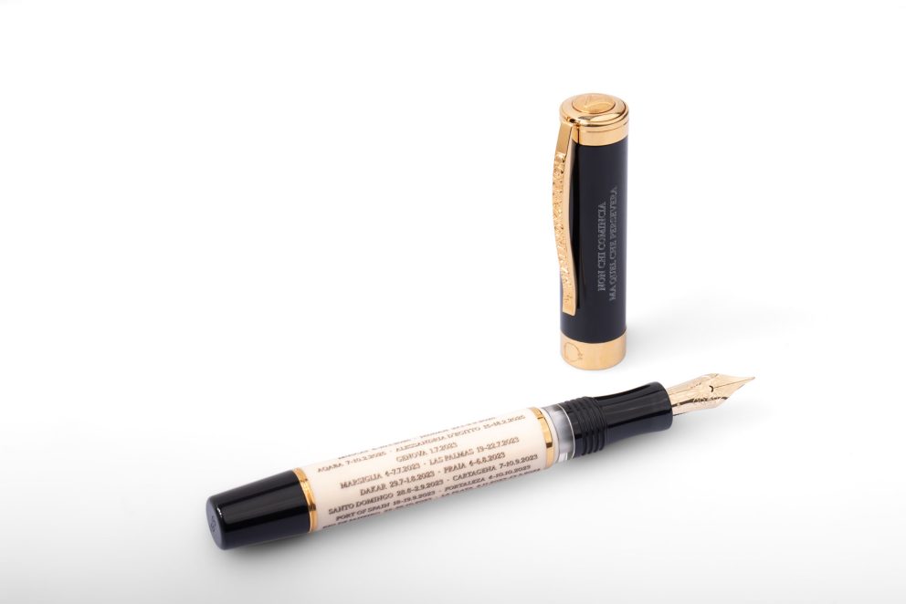 Dettaglio tecnico della stilografica Il Viaggio con doppio serbatoio e incisioni scrimshaw.