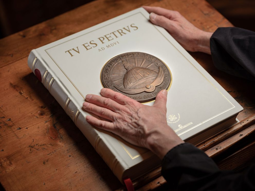 Pagina interna illustrata del volume Tu Es Petrus con immagini storiche della Basilica di San Pietro.
