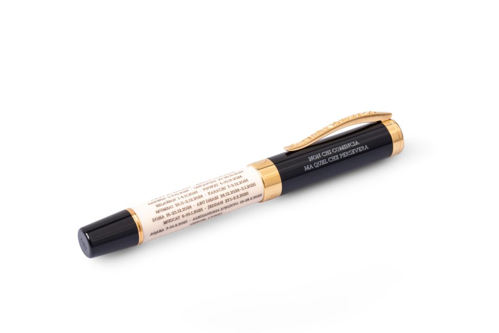 Dettaglio tecnico della stilografica Il Viaggio con doppio serbatoio e incisioni scrimshaw.