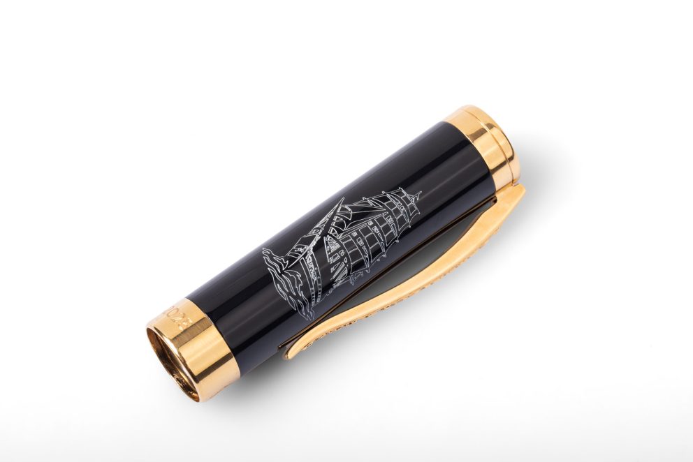 Dettaglio tecnico della stilografica Il Viaggio con doppio serbatoio e incisioni scrimshaw.