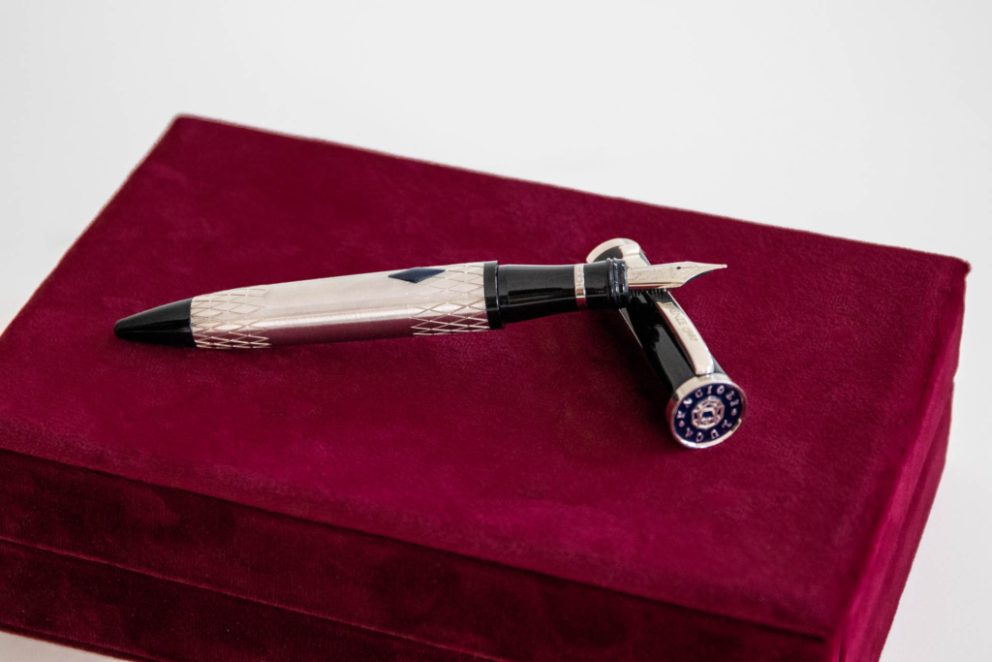 Dettaglio penna stilografica Commercialista Collezioni d’Arte Milano in argento 925 e smalto blu, realizzata artigianalmente nelle Officine Fiorentine.