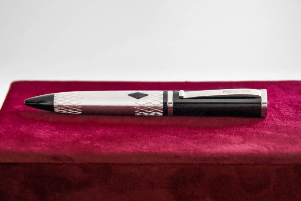 Penna stilografica Commercialista Collezioni d’Arte Milano in argento palladiato, esemplare da collezione fotografato su velluto rosso.