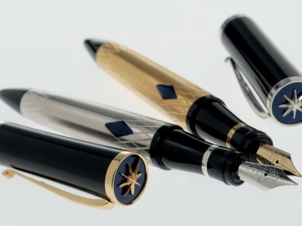Penna stilografica da collezione Avvocato Collezioni d’Arte Milano, in argento 925 con dettagli in smalto blu e incisioni geometriche, esemplare Made in Italy.