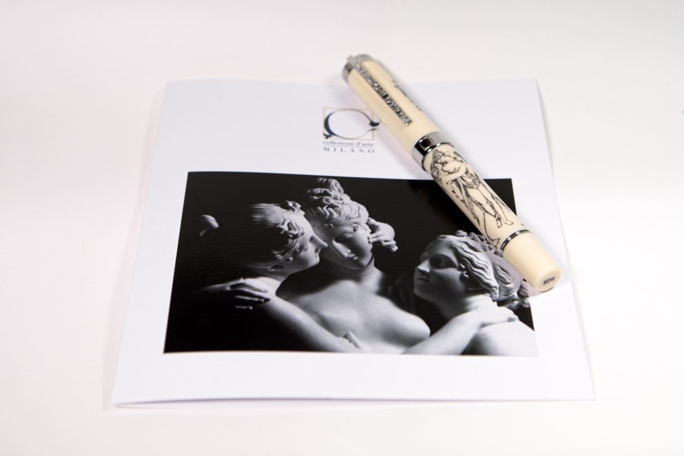 Penna stilografica Canova in resina avoriata con firma Canova sul cappuccio e incisioni scrimshaw sul fusto.