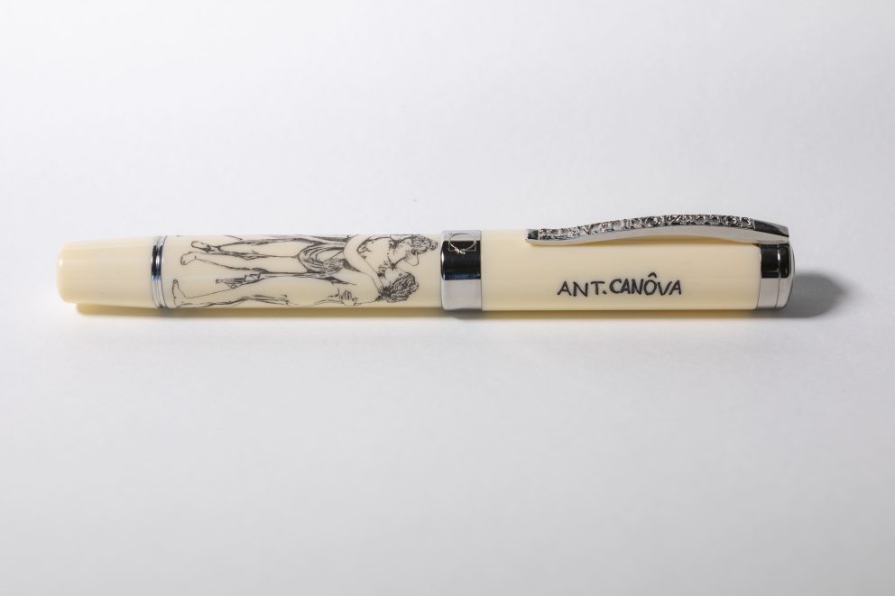 Penna stilografica Canova in resina avoriata con firma Canova sul cappuccio e incisioni scrimshaw sul fusto.