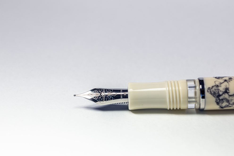 Penna stilografica Canova in resina avoriata con firma Canova sul cappuccio e incisioni scrimshaw sul fusto.