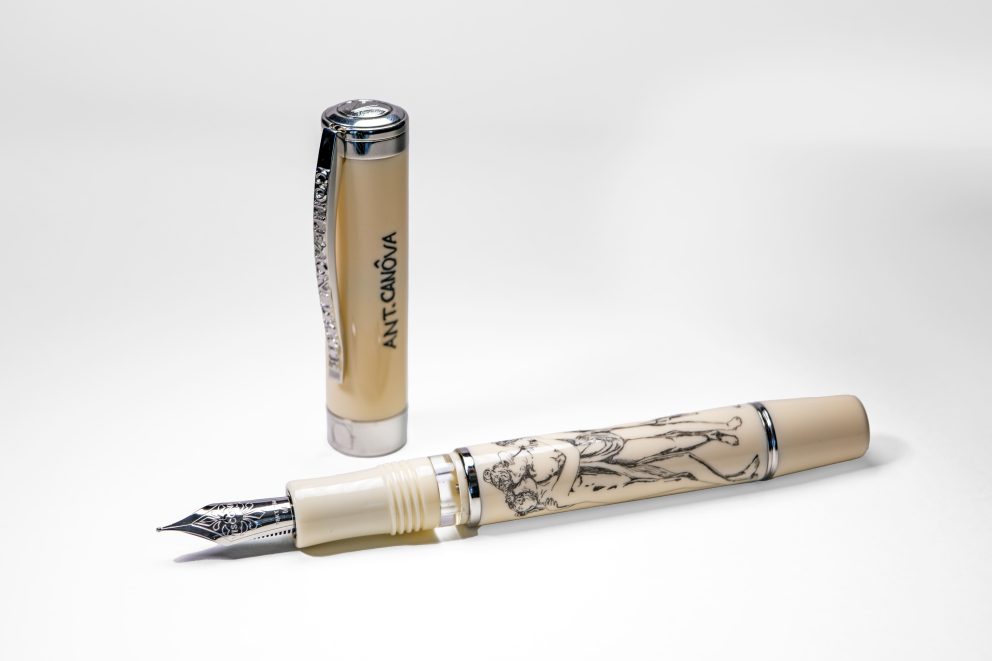 Penna stilografica Canova in resina avoriata con firma Canova sul cappuccio e incisioni scrimshaw sul fusto.