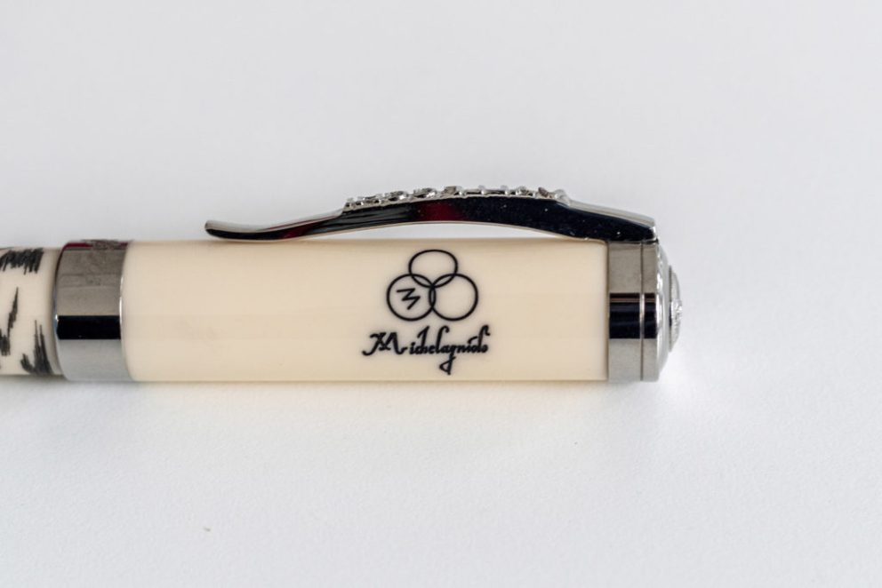 Dettaglio della penna stilografica Giuseppe Verdi in ebanite nera striata con ametista cabochon e fascia in argento 925 incisa, esemplare da collezione.