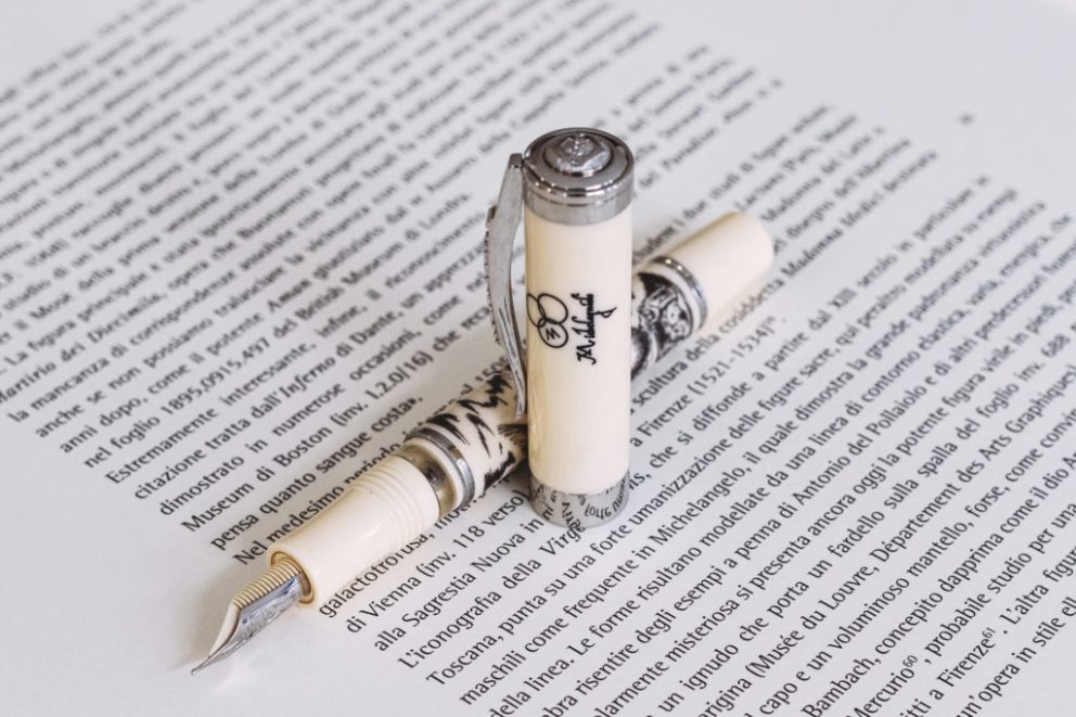 Dettaglio della penna stilografica Giuseppe Verdi in ebanite nera striata con ametista cabochon e fascia in argento 925 incisa, esemplare da collezione.