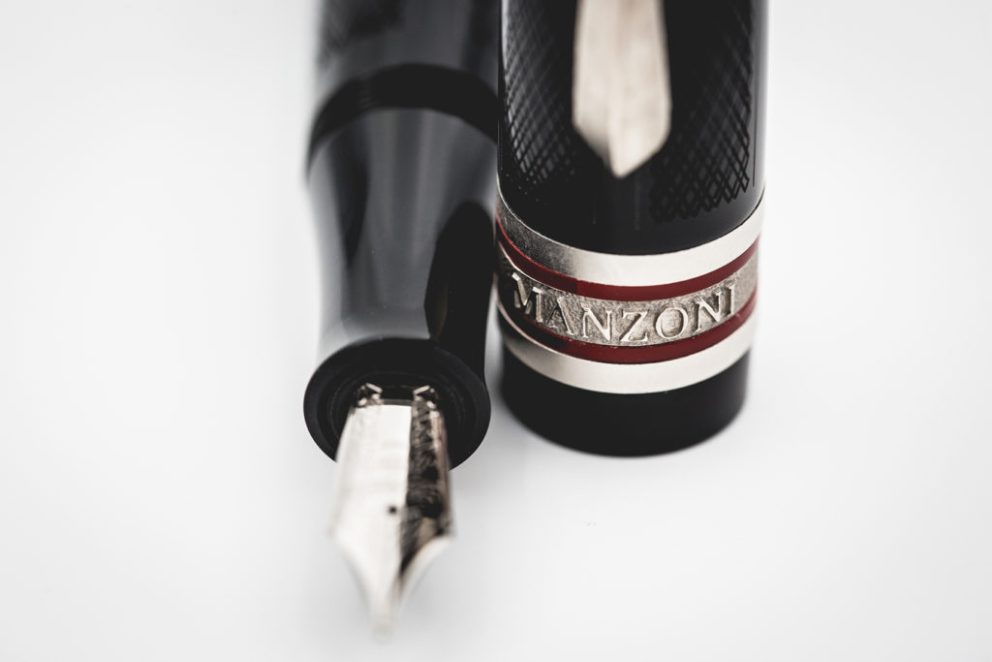 Dettaglio del pennino oro 14K Stiflex della stilografica Alessandro Manzoni, edizione limitata da collezione.