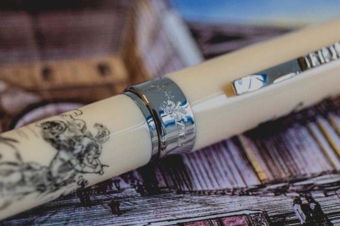 Penna stilografica Canova in resina avoriata con firma Canova sul cappuccio e incisioni scrimshaw sul fusto.