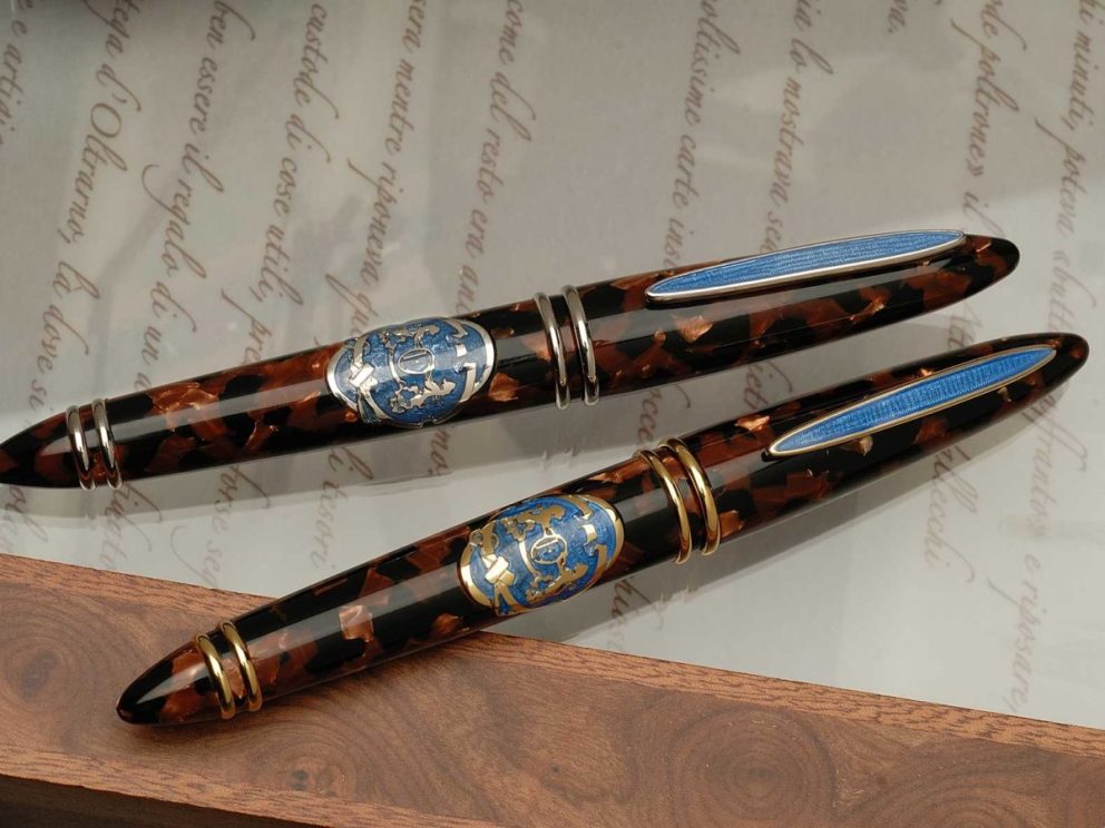 Penna stilografica Voyage Collezioni d’Arte Milano, celluloide rosso-nera con medaglia in argento e smalto blu, edizione limitata.