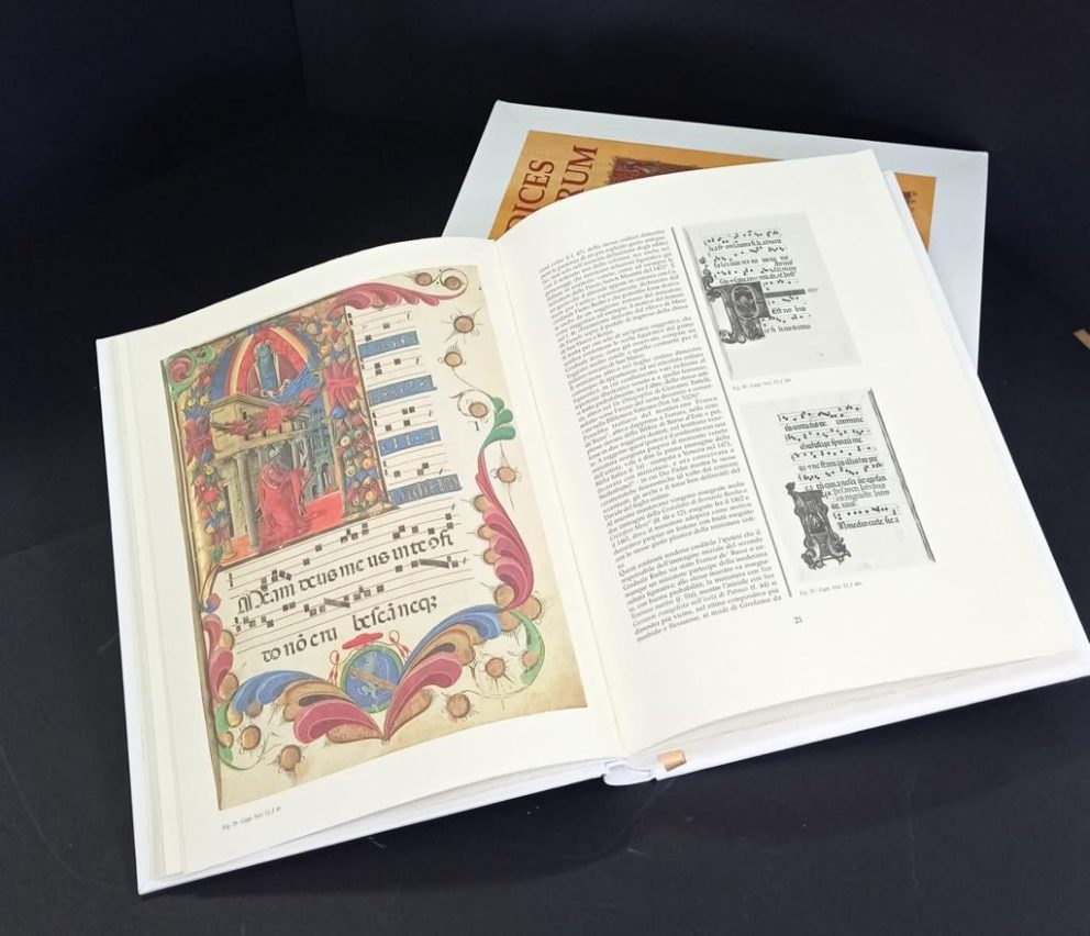 Volume Codices Cantorum aperto con miniature a colori tratte da manoscritti papali originali.