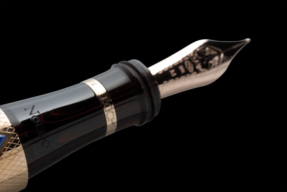 Penna stilografica Notaio Collezioni d’Arte Milano in ebanite rosso-nera e argento palladiato, con lapislazzuli romboidale sul fusto.