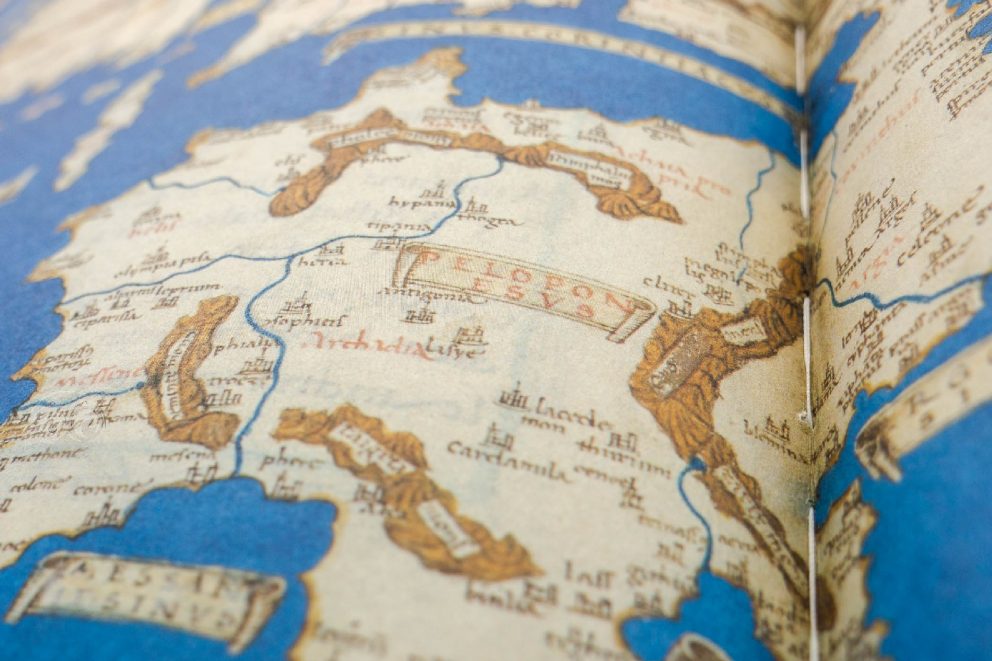 Dettaglio pagina illustrata del Ptolomei Cosmographia con rappresentazione geografica a colori.