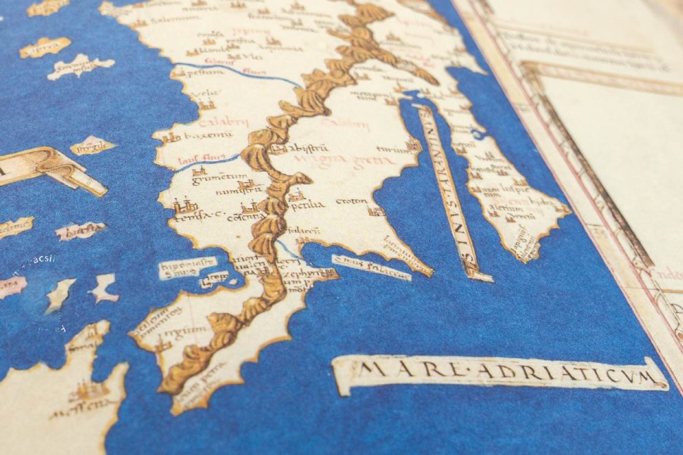 Dettaglio pagina illustrata del Ptolomei Cosmographia con rappresentazione geografica a colori.