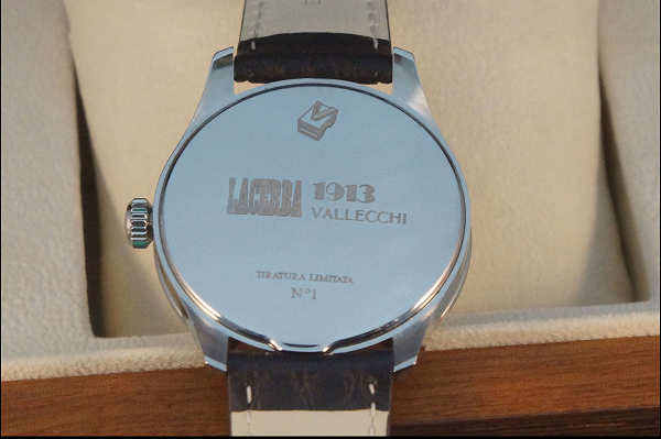 Orologio 1903 dettaglio tecnico: cassa acciaio, quadrante traforato, cinturino coccodrillo, movimento meccanico ETA