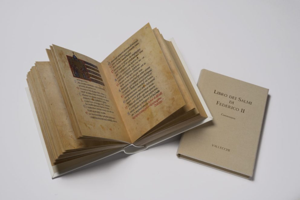 Scheda tecnica del fac simile pagina manoscritta del Libro dei Salmi Federico II, esempio di editoria di pregio religiosa.