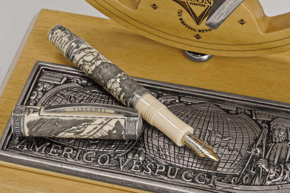 Dettagli della penna stilografica Amerigo Vespucci con scrimshaw e incisioni in argento anticato, realizzata in tiratura limitata.