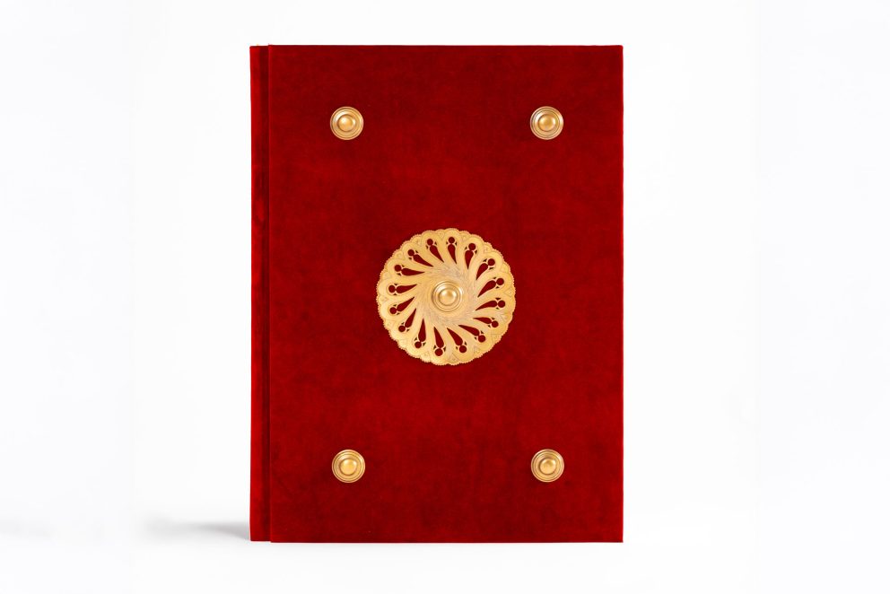Scheda tecnica del Messale del Beato Angelico, libro d’arte con rilegatura in pelle pregiata e grande medaglia applicata.