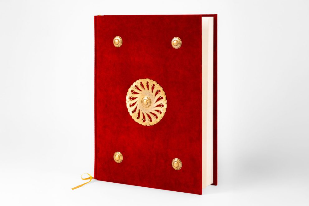 Scheda tecnica del Messale del Beato Angelico, libro d’arte con rilegatura in pelle pregiata e grande medaglia applicata.