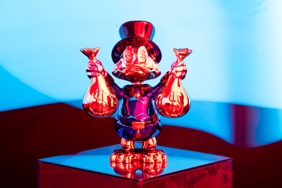 Opera d’arte da collezione ispirata a Paperon de’ Paperoni inserita in un ambiente di design